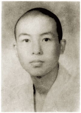 During the summer of 1947, acolyte Changjin went to Shanghai and enrolled in the Jing’an Buddhist Studies Institute as a transfer student.