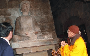 After an ancient stone Buddha head had been donated to Dharma Drum Mountain, Master Sheng Yen reunited the head of Akṣobhya Buddha with its original body in situ at Shentong Monastery (built in 611), Shandong Province, China.