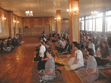 Master Sheng Yen arrived in Russia to lead a seven-day meditation retreat. Forty-eight Russian participants were at this event.